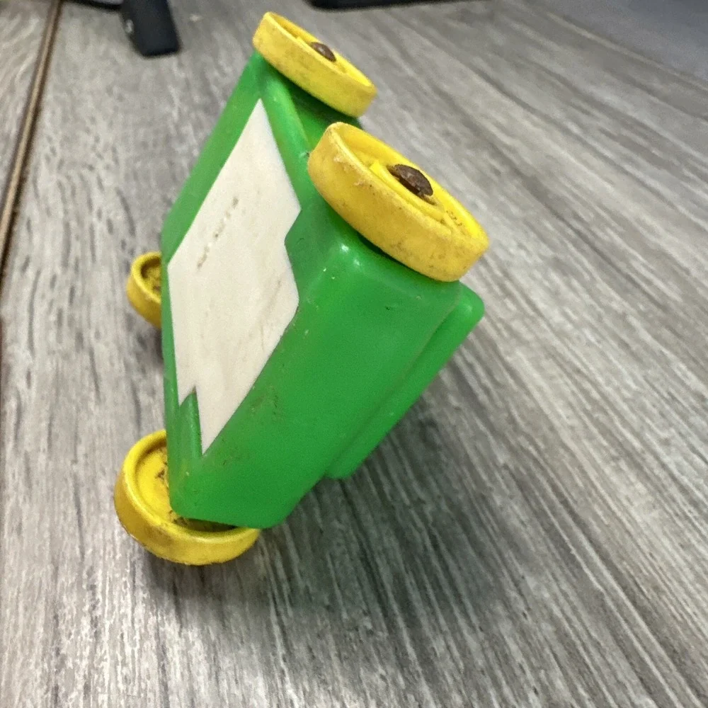 Vintage Fisher Price Little People Green Car Yellow Wheels Plastic Toy Vehicle‎
